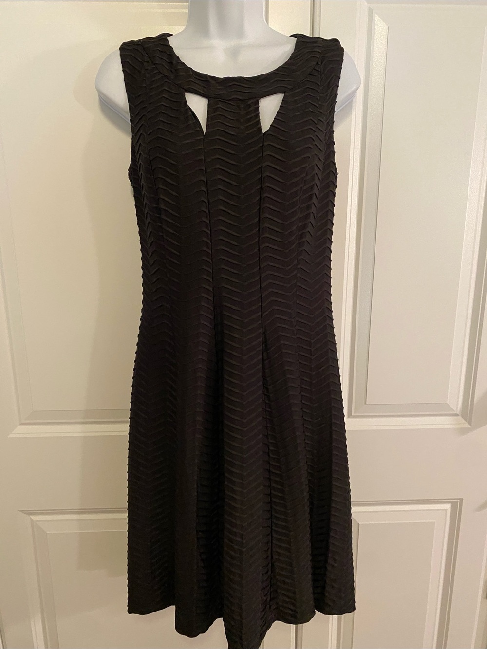 Enfocus Studio Black Chevron-Textured Keyhole Midi Dress